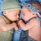 【医師監修】双子出産まとめ！自然分娩できる条件とは？帝王切開の理由と出産費用