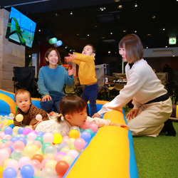 子どもの遊び場で悩んでいる人に朗報！ 食事も楽しめて大型滑り台もあるキッズスペース「べるべるパーク」が大阪・横浜にオープン！