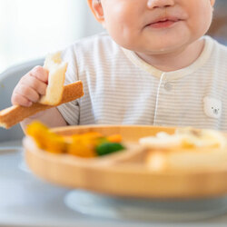 二児ママ・佐々木希さん、第二子が「凄い食べる」つかみ食べ練習用メニューとは？