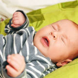 【医師監修】赤ちゃんがくしゃみをしやすい理由と注意点