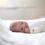 【医師監修】新生児の嘔吐 | 4つの原因と対処法