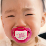 赤ちゃんが泣いたら「すぐ抱っこ」or「少し様子を見る」、どちらが多数派？