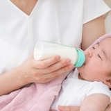 【医師監修】過飲症候群とは？　母乳・ミルクの飲みすぎによる症状と泣き止まないときの対処法