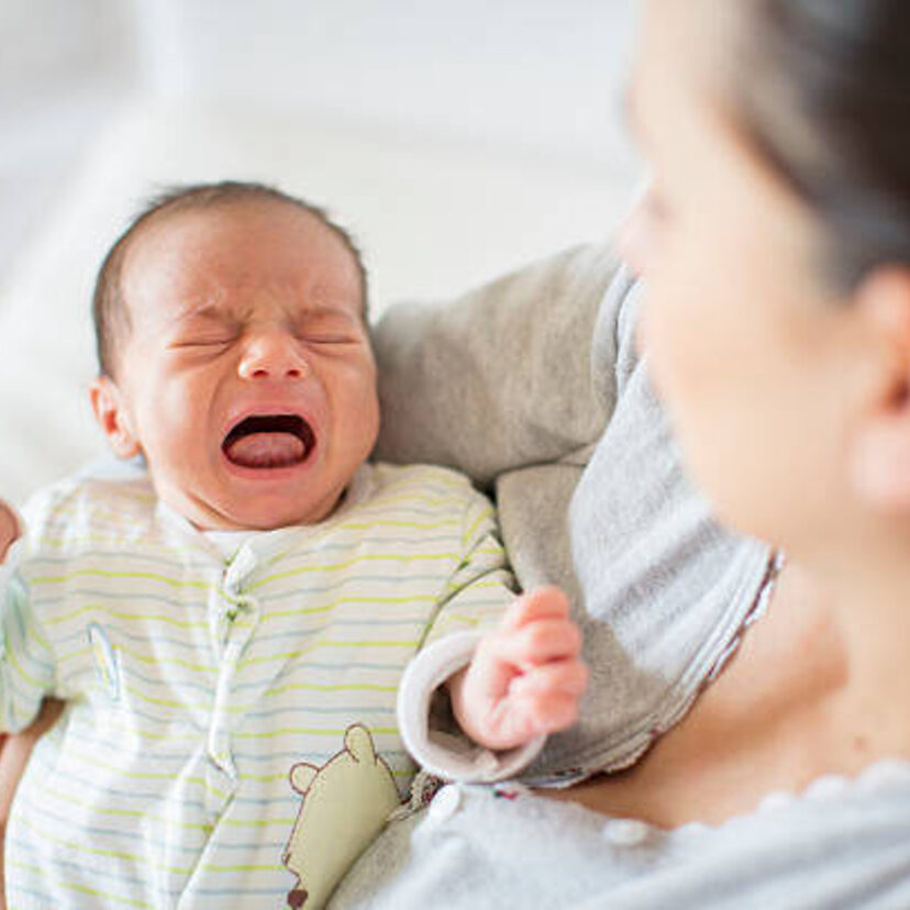 【医師監修】魔の三週目で赤ちゃんが泣き止まない状態はいつまで続く？　寝かしつけのコツ