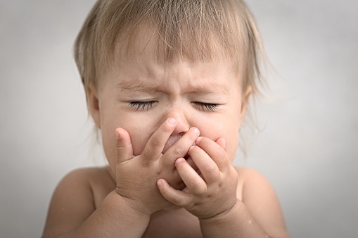 医師監修 赤ちゃんが嘔吐 4つの原因と対処法とは