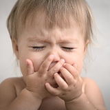 【医師監修】赤ちゃんが嘔吐!? 4つの原因と対処法とは？