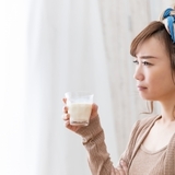 授乳中の牛乳はアレルギーに影響する！？ 乳腺炎との関係は？【助産師監修】