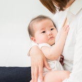 【医師監修】赤ちゃんの満腹中枢はいつから発達する？母乳・ミルクの飲みすぎは大丈夫？