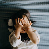 【医師監修】赤ちゃんの夜泣きは放置しても大丈夫？　泣き止まない時の対処法