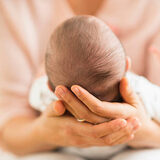【医師監修】赤ちゃんの匂いの正体とは？ ママの匂いも関係ある？