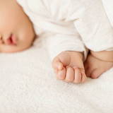 【医師監修】赤ちゃんの寝かしつけ方のコツを月齢別に解説