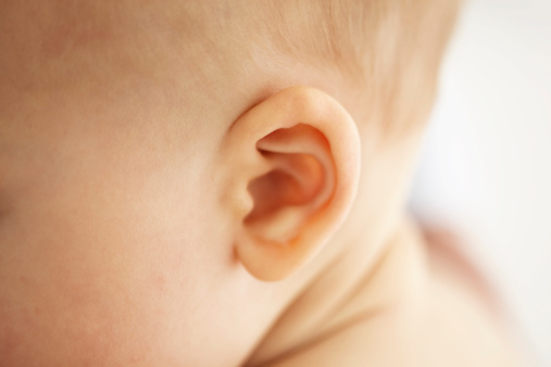 医師監修 赤ちゃんの中耳炎 見分け方のサインと3つの予防法