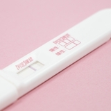 【医師監修】妊娠検査薬で蒸発線の見分け方｜後から線が出たら陰性？陽性？