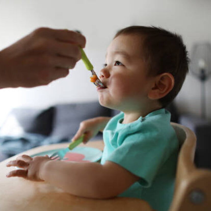 小倉優子さん、1歳息子の食事に「危険」と指摘受けて訂正。「離乳食、気を付けます」
