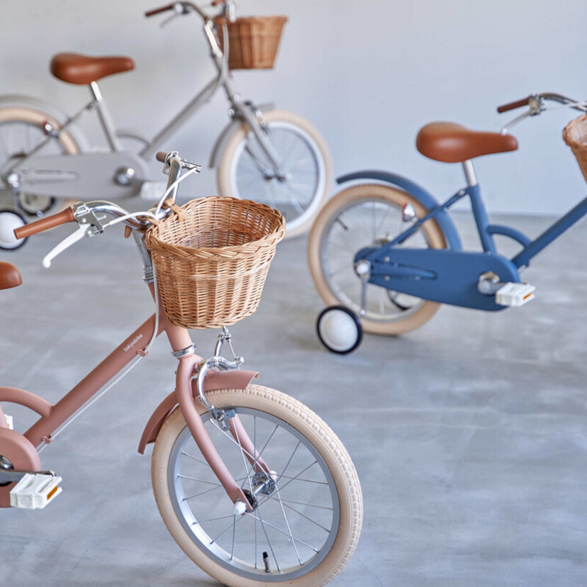 3歳からの自転車little tokyobikeより、天然素材のキッズバスケットと泥除けが付いた新デザインが発売
