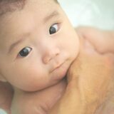 フジ榎並大二郎アナ、一心不乱に我が子を洗髪！ 「赤ちゃんの匂い」の正体は？