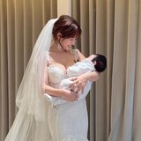 舟山久美子さん、産後の純白ウエディングドレス姿を披露「身体のラインが女性らしく」以前よりも似合うように