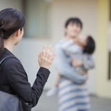 「めちゃくちゃキツい。罪悪感煽られた」……広島県の「働く女性応援よくばりハンドブック」に傷ついたママたちの声