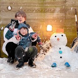 辻希美さん子どもがビショビショ、小倉優子さん息子たちは短パンで……東京に雪で子どもたちがおおはしゃぎ！