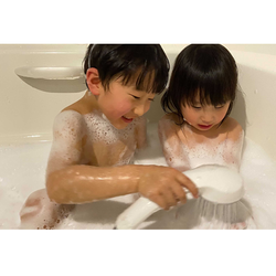 これ1つで親子のバスタイムが楽しく、ラクに！　大量の泡で身体を包み込む泡シャワー「KINUAMI U」を使ってみた！