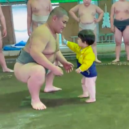 小さな体でお相撲さんに立ち向かう姿がすごい 1歳4ヶ月で相撲デビューした男の子の動画に喝采 Michill Bygmo ミチル