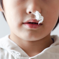 鼻血は首を叩いても意味ナシ。子供が鼻血を出しやすい理由＆正しい対処法を小児科医がレクチャー！