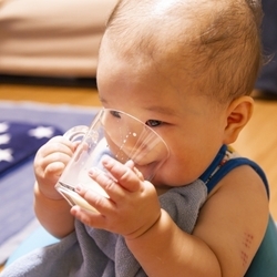 1歳の牛乳の量はどのくらい？何歳から飲める？1歳児が牛乳を飲むときのポイント【管理栄養士監修】