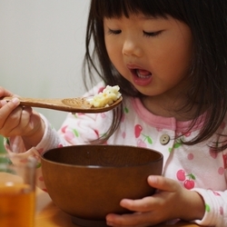 3歳児のご飯の量の正解は？その子に合った量を見極めるコツと食事作りのヒント【管理栄養士監修】