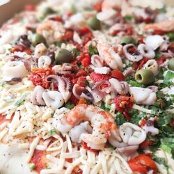 【コストコ】新ピザ「フルッティディマーレピザ」は華やかな海の玉手箱♪ オススメカット方法もご紹介