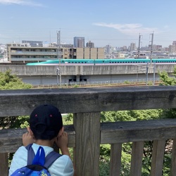 新幹線LOVEの子どもと行こう！ 東京・北区の【飛鳥山公園】は、走る新幹線を見ながら1日中遊べる0円スポット