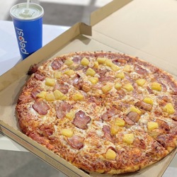 コストコ夏のマストアイテム！ フードコートで絶対食べるべき超人気商品「ハワイアンピザ」の魅力とは？