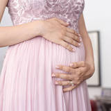 妊娠期別おしゃれなマタニティドレス15選と、おすすめレンタルサイト5選