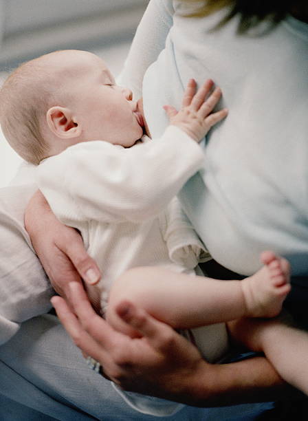 助産師解説 新生児の吐き戻し 3つの主な原因と小児科受診の目安