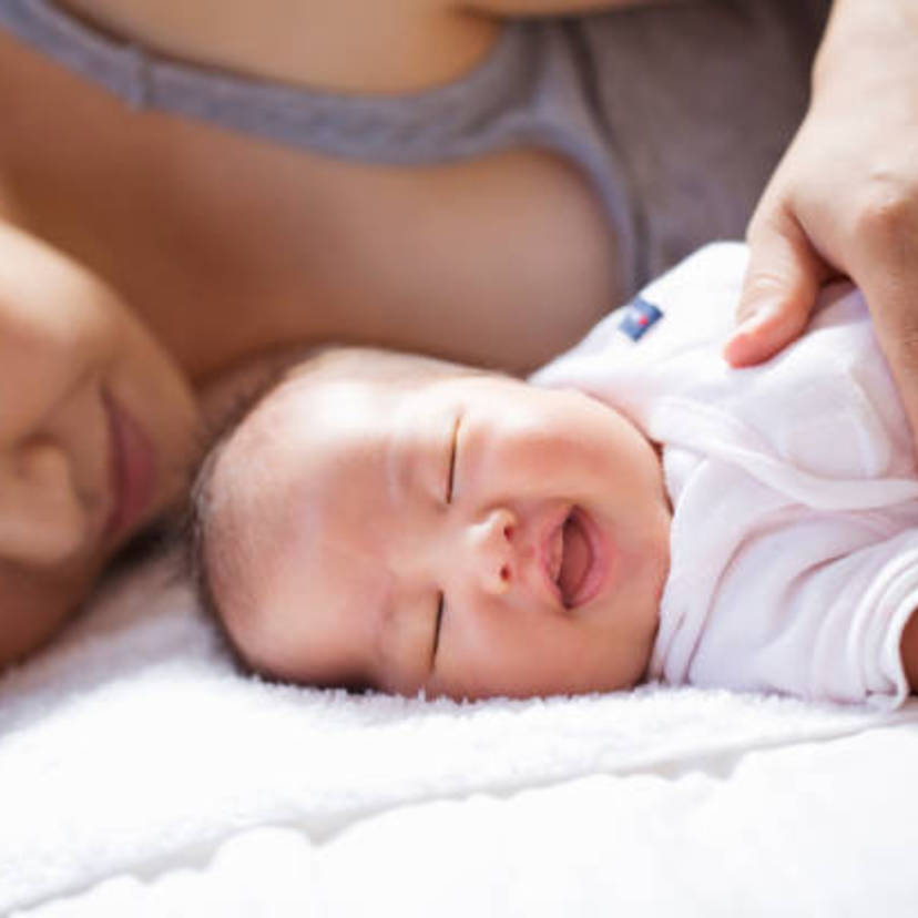 【助産師解説】新生児と添い寝は危険？正しい方法と13のチェックリスト
