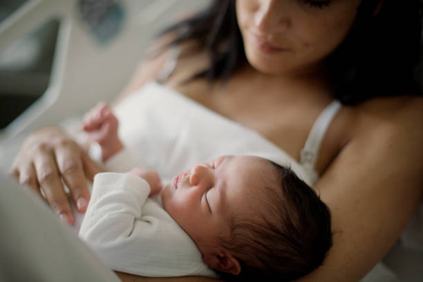 助産師解説 新生児の母乳の授乳回数 時間間隔は 生後0ヶ月の成長とお世話の仕方