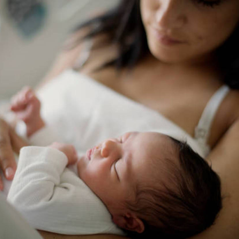 【助産師解説】新生児の母乳の授乳回数・時間間隔は？生後0ヶ月の成長とお世話の仕方