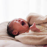 【助産師解説】新生児の夜泣き、どうしたらいい？いつまで続く？原因と対策