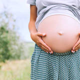 【助産師解説】臨月の胎動は減ったり弱くなったりする？ 胎児の状態と受診の目安