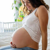 【医師監修】妊娠後期〜臨月のお腹の張り｜原因と対処、陣痛との違い、注意したい張り