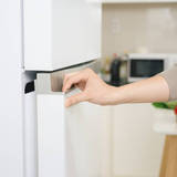 冷蔵庫の下をキレイにする2つの裏技！　定期的に掃除すべき理由とは？