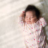 【助産師解説】新生児の赤ちゃんがうなる原因は？睡眠中や苦しそうな場合の対応