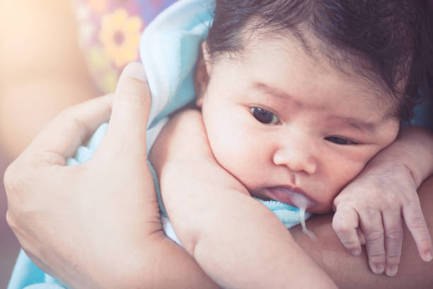 助産師解説 新生児の吐き戻しはなぜ起こる 考えられる3つの原因と対策 マイナビ子育て