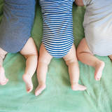 【医師監修】三つ子を妊娠する確率は？そのリスクと産後対策のヒント 