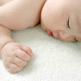 【助産師解説】赤ちゃんのうつぶせ寝のリスクとは？寝返りが多いときの対処法