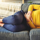 【医師監修】産後の腹痛はいつまで続く？よくある腹痛の原因4つと注意すべき症状