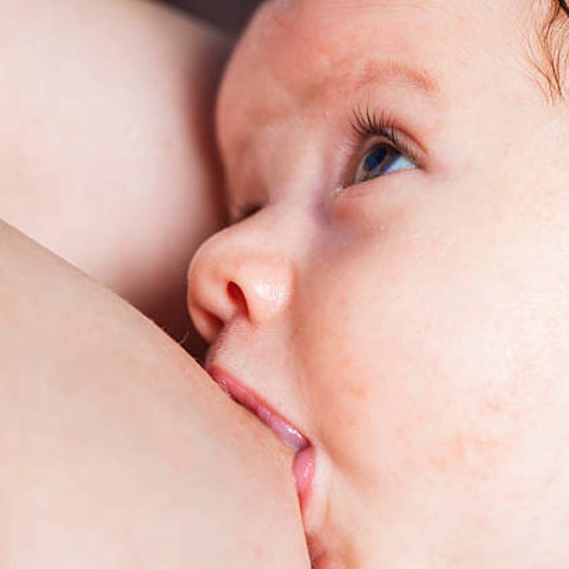 【助産師解説】母乳を増やす5つの方法とは？ 少ないかどうかの見分け方