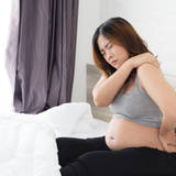 【医師監修】妊婦は肩こりの原因とセルフケア！伸びる姿勢や湿布はOK？