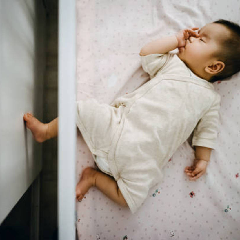 【助産師解説】赤ちゃんの寝相が悪いのはどうして？2つの原因と安心できる3つの対策
