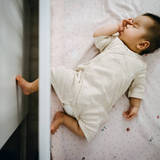 【助産師解説】赤ちゃんの寝相が悪いのはどうして？2つの原因と安心できる3つの対策