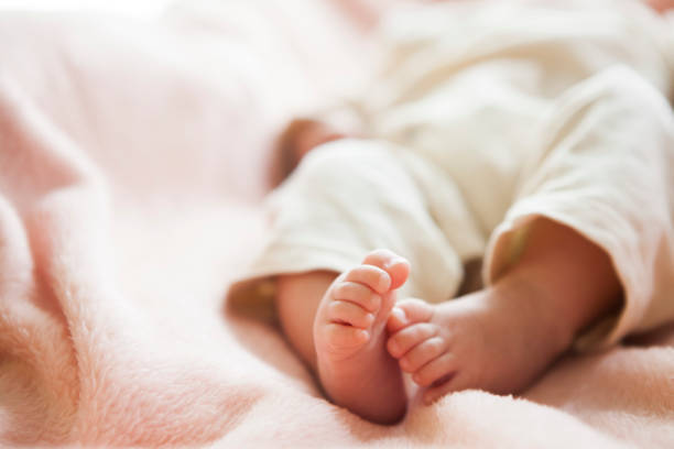 医師監修 赤ちゃんの足 脚 はm字型 股関節脱臼の見分け方と正しい抱っこ方法